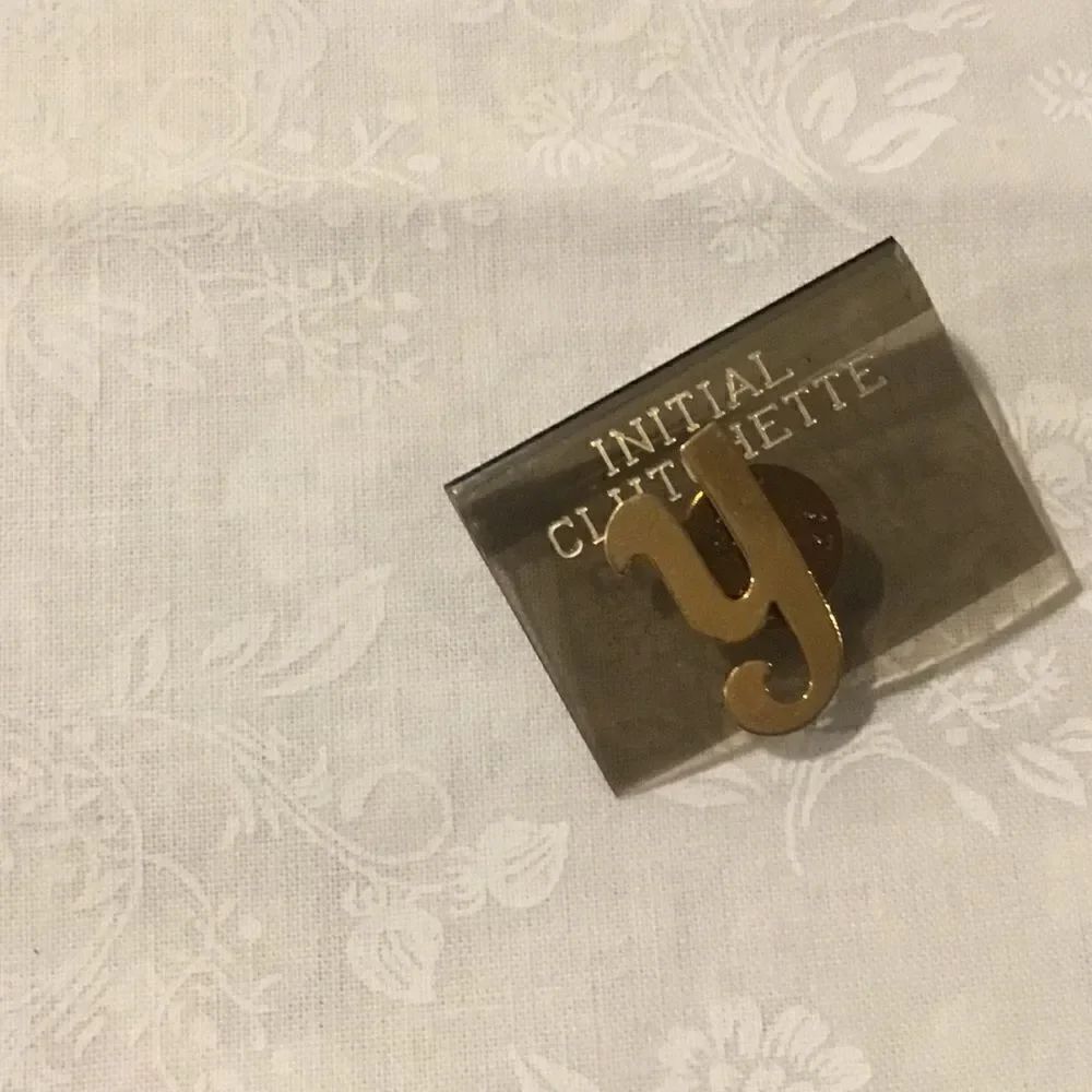 NWT. Goldtone “Y” Initial Pin/Tac